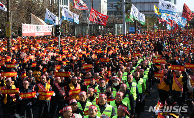 【서울=뉴시스】홍효식 기자 = 22일 오후 서울 여의도 국회 앞에서 열린 불법 카풀 앱 근절 제2차 택시 생존권 사수 결의대회에서 전국 택시 노조들의 깃발이 입장하고 있다. 2018.11.22. yesphoto@newsis.com