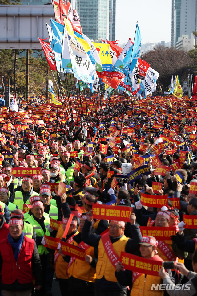 【서울=뉴시스】홍효식 기자 = 22일 오후 서울 여의도 국회 앞에서 열린 불법 카풀 앱 근절 제2차 택시 생존권 사수 결의대회에서 전국 택시 노조들의 깃발이 입장하고 있다. 2018.11.22. yesphoto@newsis.com