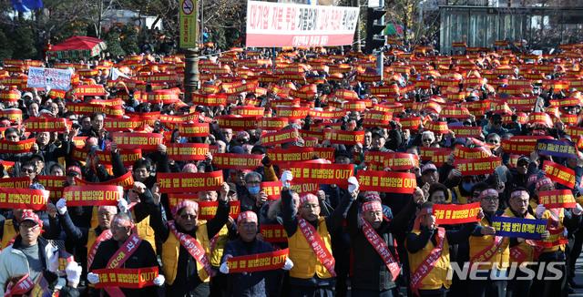 【서울=뉴시스】홍효식 기자 = 22일 오후 서울 여의도 국회 앞에서 열린 불법 카풀 앱 근절 제2차 택시 생존권 사수 결의대회에서 참가자들이 피켓을 들고 여객법 개정안 국회 통과·자가용 불법 유상운송행위 및 알선(카풀) 근절·택시 생존권 보장을 촉구하며 구호를 외치고 있다. 2018.11.22. yesphoto@newsis.com