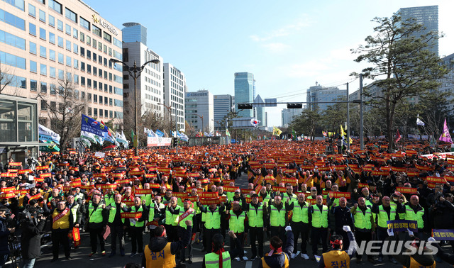 【서울=뉴시스】홍효식 기자 = 11월22일 오후 서울 여의도 국회 앞에서 열린 불법 카풀 앱 근절 제2차 택시 생존권 사수 결의대회에서 참가자들이 피켓을 들고 여객법 개정안 국회 통과·자가용 불법 유상운송행위 및 알선(카풀) 근절·택시 생존권 보장을 촉구하며 구호를 외치고 있다. 2018.11.22. yesphoto@newsis.com