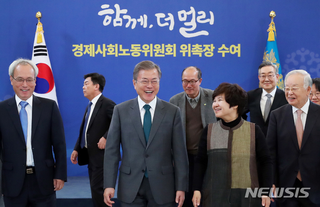 【서울=뉴시스】박진희 기자 = 문재인 대통령이 22일 오후 청와대에서 열린 경제사회노동위원회 위촉장 수여식을 마친 후 문성현 경제사회노동위원장을 비롯한 위원들과 경사노위 출범식 및 본위원회 1차 회의장으로 이동하고 있다. 2018.11.22. pak7130@newsis.com