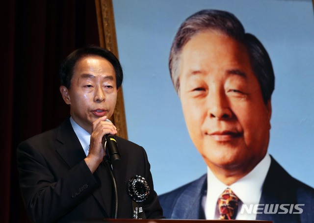 [서울=뉴시스]조성봉 기자 = 고 김영삼 전 대통령 차남 김현철 국민대 특임교수가 지난 2018년 11월 22일 오후 서울 동작구 국립서울현충원 현충관에서 열린 고 김영삼 전 대통령 3주기 추모식에서 유가족 인사를 하고 있다. 2018.11.22.suncho21@newsis.com