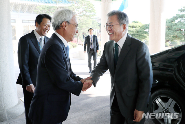 【서울=뉴시스】박진희 기자 = 문재인 대통령과 문성현 경제사회노동위원회 위원장이 22일 오후 청와대 본관에서 열린 경제사회노동위원회 출범식에 참석하고 있다. 2018.11.22. pak7130@newsis.com