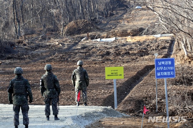 【철원=뉴시스】사진공동취재단 = 22일 오후 6ㆍ25 전쟁 당시 최대 격전지였던 강원도 철원 화살머리고지에서 남북이 비무장지대(DMZ) 안에서 아직까지 수습하지 못한 6ㆍ25 전쟁 전사자 유해를 공동으로 발굴하는 사업을 위한 남북공동 도로개설 작업 가운데 우리측 지역의 도로공사 현장을 국방부가 공개 했다.&nbsp; 남측 병력이 군사분계선(MDL 도로에 쇄석이 깔려있는 끝 지점) 바로 앞에서 경계를 서고 있다. 남북은 지난 9월19일 체결한 군사합의서에서 원활하게 유해를 발굴하기 위해 12ｍ 폭의 도로를 개설하고 군사분계선에서 연결한다고 합의 했다. 2018.11.22. photo@newsis.com