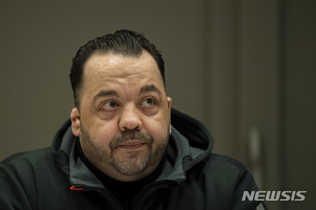 【올덴부르크(독일)=AP/뉴시스】 중환자실에서 주사로 환자 100명을 살해한 혐의를 받고있는 독일 남성 간호사 니엘스 회겔이 지난해 11월22일 법정에 앉아 재판 개시를 기다리고 있다. 2018. 11. 22. 