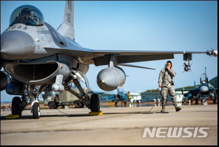 【서울=뉴시스】6일 항공자위대 쓰이키(築城)기지에서 발진 준비 중인 미 공군 F-16 전투기의 모습.(사진출처:미 공군) 2018.11.23. 