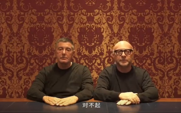 【서울=뉴시스】 23일 이탈리아 명품브랜드 돌체앤가바나가 중국 공식 웨이보에 올린 동영상을 캡쳐한 사진으로, 돌체앤가바나 설립자인 도메니코 돌체와 스테파노 가바나는 최근 논란이 된 중국인 비하 사안에 대해 공식 사과하고 있다. <사진출처: 웨이보> 2018.11.23 