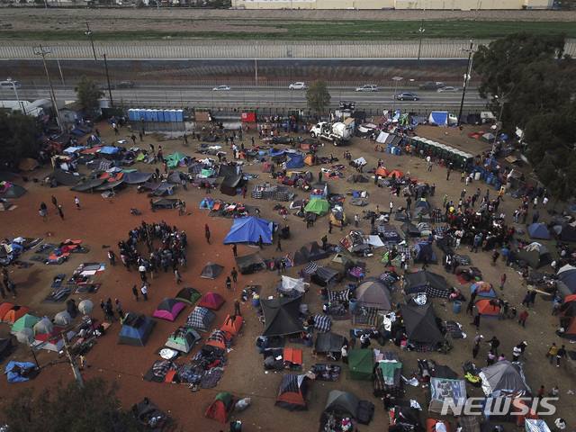 【티후아나=AP/뉴시스】지난해 11월21일(현지시간) 멕시코 티후아나에 있는 멕시코와 미국을 분리하는 장벽 근처 임시 피난처로 중남미 이주민들이 모여들고 있다. 2019.06.05.