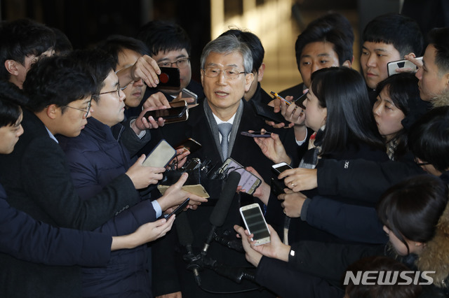 【서울=뉴시스】최동준 기자 = 양승태 전 대법원장 시절 사법행정권 남용 의혹 고영한 전 대법관이 23일 서울 서초구 서울중앙지방검찰청으로 출석하며 입장을 밝히고 있다. 2018.11.23.&nbsp; photocdj@newsis.com 