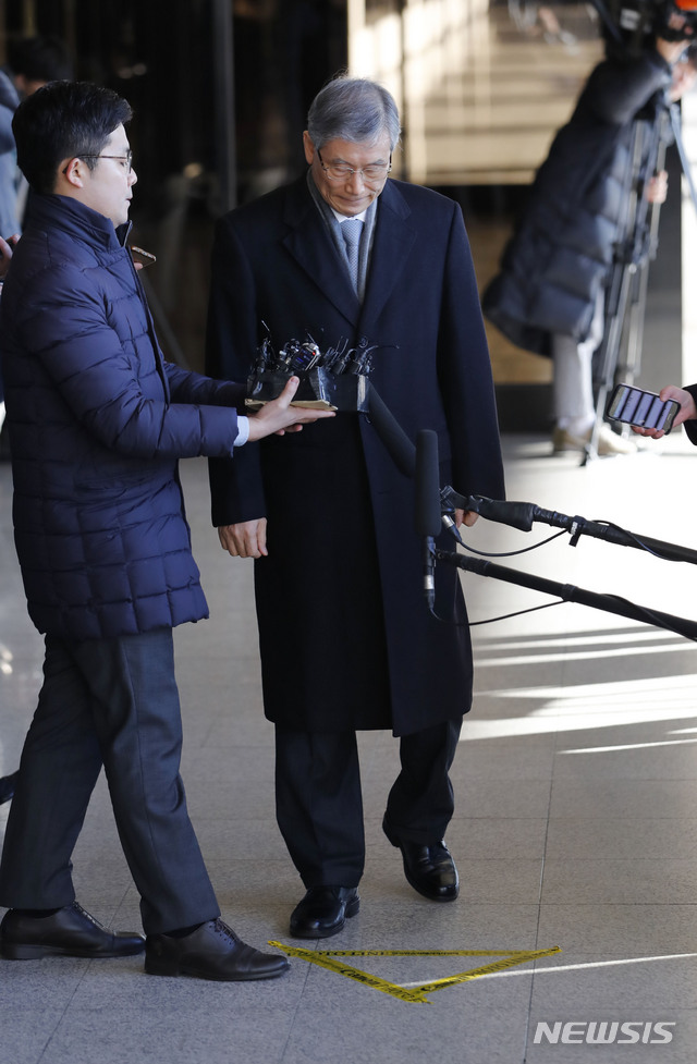 【서울=뉴시스】최동준 기자 = 양승태 전 대법원장 시절 사법행정권 남용 의혹 고영한 전 대법관이 23일 서울 서초구 서울중앙지방검찰청으로 출석하고 있다. 2018.11.23.&nbsp; photocdj@newsis.com