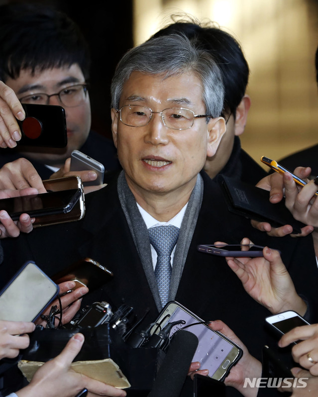 【서울=뉴시스】최동준 기자 = 지난달 23일 고영한 전 대법관이 서울중앙지검에 출석했다. 2018.11.23. photocdj@newsis.com