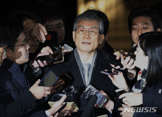 【서울=뉴시스】최동준 기자 = 양승태 전 대법원장 시절 사법행정권 남용 의혹 고영한 전 대법관이 지난 23일 서울 서초구 서울중앙지방검찰청으로 출석하며 취재진 질문에 답변하고 있다. 2018.11.23. photocdj@newsis.com