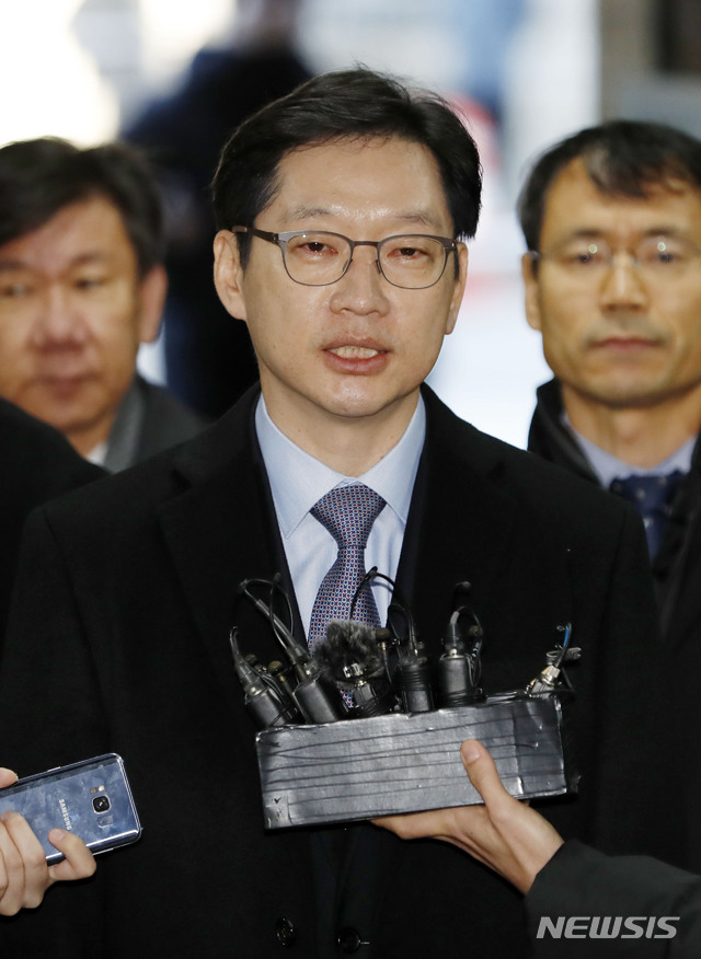 【서울=뉴시스】최동준 기자 = 김경수 경남지사가 23일 서울 서초구 서울중앙지방법원에서 열린 '드루킹 댓글사건' 3차 공판에 출석하며 취재진 질문에 답변하고 있다. 2018.11.23.&nbsp; photocdj@newsis.com