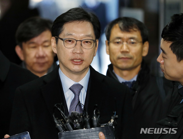 【서울=뉴시스】최동준 기자 = 김경수 경남지사가 23일 서울 서초구 서울중앙지방법원에서 열린 '드루킹 댓글사건' 3차 공판에 출석하며 취재진 질문에 답변하고 있다. 2018.11.23.&nbsp; photocdj@newsis.com