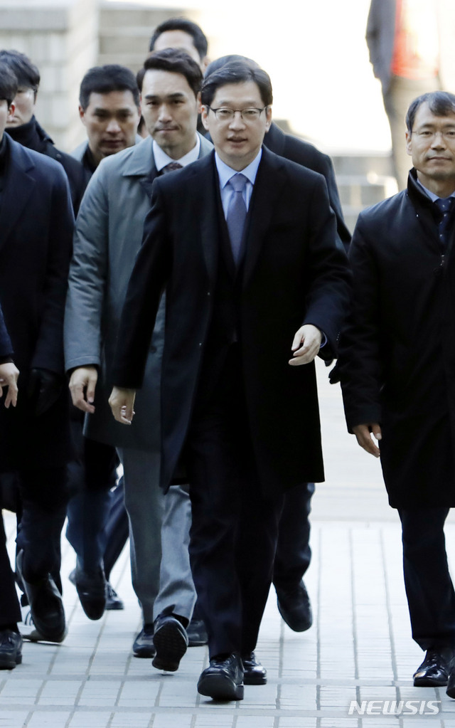 【서울=뉴시스】최동준 기자 = 김경수 경남지사가 23일 서울 서초구 서울중앙지방법원에서 열린 '드루킹 댓글사건' 3차 공판에 출석하고 있다. 2018.11.23.&nbsp; photocdj@newsis.com