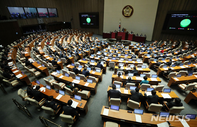 【서울=뉴시스】홍효식 기자 = 23일 오전 서울 여의도 국회에서 문희상 국회의장 주재로 열린 본회의에서 안건이 상정되고 있다. 2018.11.23. yesphoto@newsis.com