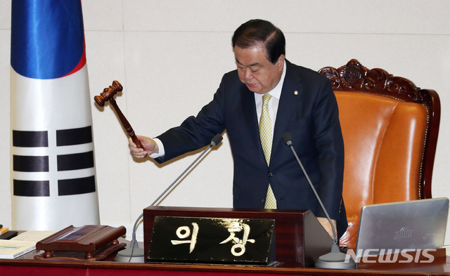 【서울=뉴시스】홍효식 기자 = 문희상 국회의장이 23일 오전 서울 여의도 국회에서 열린 본회의에 참석해 의사봉을 두드리며 개회를 알리고 있다. 2018.11.23.&nbsp; yesphoto@newsis.com