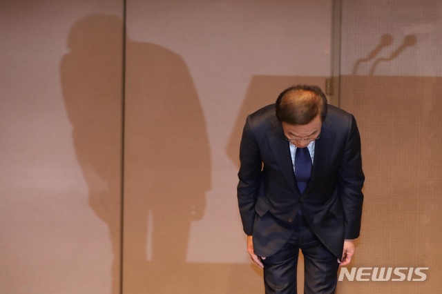 【서울=뉴시스】조성봉 기자 = 23일 오전 서울 중구 프레스센터 국제회의장에서 열린 삼성전자-반올림 중재 판정 이행 협의 협약식에서 김기남 삼성전자 대표이사가 반올림 황상기 대표를 비롯한 유가족들에게 고개숙여 사과하고 있다. 2018.11.23. suncho21@newsis.com