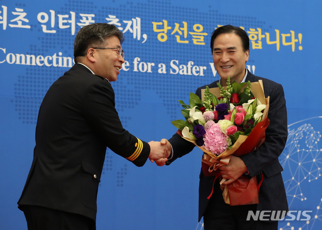 【인천공항=뉴시스】고승민 기자 = 김종양 신임 인터폴 총재가 23일 오전 인천국제공항을 통해 귀국, 민갑룡 경찰청장의 환대를 받고 있다. 2018.11.23.kkssmm99@newsis.com