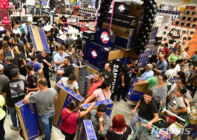【서울=뉴시스】 '블랙프라이데이'를 하루 앞둔 22일(현지시각) 브라질 상파울루에 위치한 대형 매장 '엑스트라(extra)'에 삼성전자 TV를 구입하기 위해 수많은 소비자들이 몰리고 있다. 2018.11.23. (사진=삼성전자 제공)&nbsp; photo@newsis.com