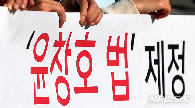 【서울=뉴시스】추상철 기자 = 하태경 바른미래당 의원이 만취 음주운전자의 차량에 치어 숨진 윤창호씨의 친구들과 함께 23일 오후 서울 종로구 광화문광장에서 음주운전자 강력 처벌을 위한 법률을 마련하는 '윤창호법' 발의를 촉구하는 서명운동을 하고 있다. 2018.11.23.&nbsp; scchoo@newsis.com