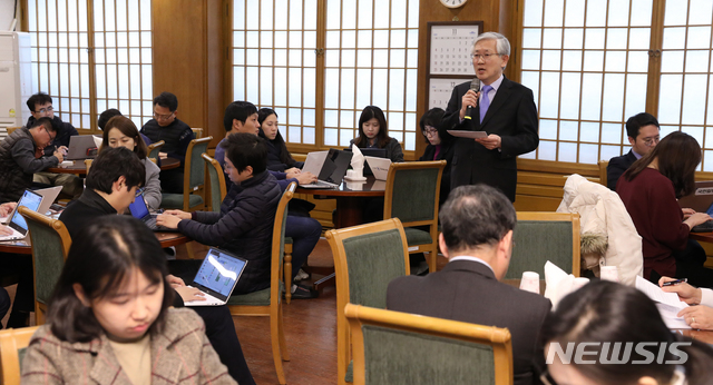 【서울=뉴시스】전신 기자 = 남관표 국가안보실 2차장이 23일 청와대 춘추관에서 문재인 대통령의 G20정상회의 참석 및 체코 방문, 뉴질랜드 국빈방문 관련 브리핑을 하고 있다. 2018.11.23. photo1006@newsis.com