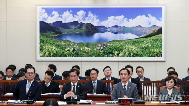 【서울=뉴시스】홍효식 기자 = 고형권(왼쪽부터) 기재부 제1차관, 성윤모 산업통상자원부, 조명균 통일부, 김현미 국토교통부 장관이 23일 오후 서울 여의도 국회 본청 외교통일위원회 회의실에서 열린 남북경제협력 특별위원회에 참석해 자리하고 있다. 2018.11.23.&nbsp; yesphoto@newsis.com