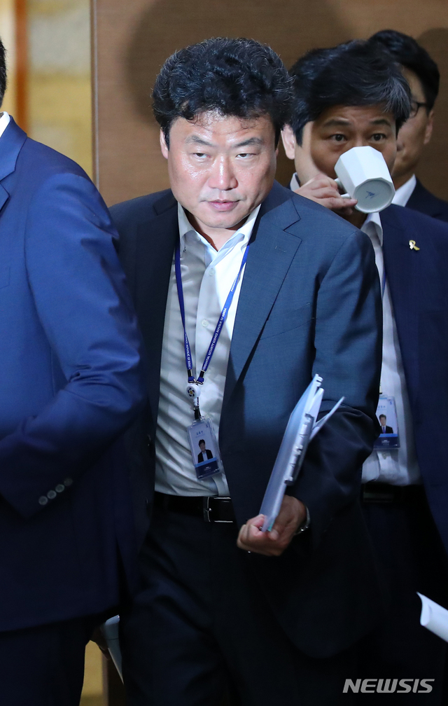 【서울=뉴시스】김종천 청와대 의전비서관이 음주 운전에 적발돼 사표를 제출했다. 고민정 청와대 부대변인은 김 비서관이 이날 새벽 1시쯤 서울 청운동 주민센터 앞에서 음주운전으로 단속됐다고 밝혔다. 문재인 대통령은 김 비서관에 대한 사표 수리를 즉각 지시했다. 2018.11.23. (사진=뉴시스 DB)&nbsp; photo@newsis.com