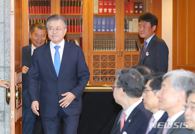 【서울=뉴시스】김종천 청와대 의전비서관이 음주 운전에 적발돼 사표를 제출했다. 고민정 청와대 부대변인은 김 비서관이 이날 새벽 1시쯤 서울 청운동 주민센터 앞에서 음주운전으로 단속됐다고 밝혔다. 문재인 대통령은 김 비서관에 대한 사표 수리를 즉각 지시했다. 2018.11.23. (사진=뉴시스 DB)&nbsp; photo@newsis.com