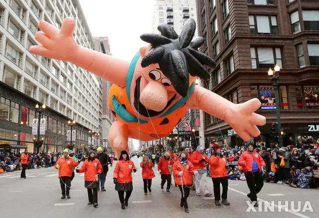 【시카고= 신화/뉴시스】 시카고 시내에서 23일 저녁 (현지시간) 추수감사절 축하 연례 축제가 벌어져 많은 시민과 악단이 행진을 하고 있다.  그러나 주말인 25일의 폭풍설 경보로 국제공항의 대부분 항공편이 취소되거나 지연이 예고되었다.   