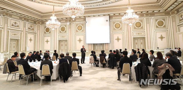 【서울=뉴시스】전신 기자 = 23일 오후 청와대 영빈관에서 문재인 대통령 임기 3년차를 맞아 대통령비서실 및 국가안보실 비서관들이 워크숍을 하고 있다. 2018.11.23. (사진=청와대 제공) photo@newsis.com