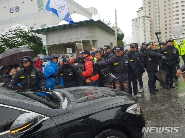 【수원=뉴시스】박다예 기자 = 24일 오전 10시께 수원지검 성남지청 건물 앞에서 이재명 경기도지사의 검찰 출석을 앞두고 이 지사 지지자들과 경찰 인력이 뒤섞여 아수라장인 모습. 2018.11.24 pdyes@naver.com