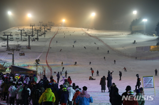 【원주=뉴시스】권순명 기자 = 24일 강원 횡성군 둔내면 웰리힐리 스노우파크는 알파와 델타1 슬로프를 시작으로 겨울 시즌 야간 개장된 가운데 스키어들이 스키를 타고 있다.2018.11.24. gsm@newsis.com