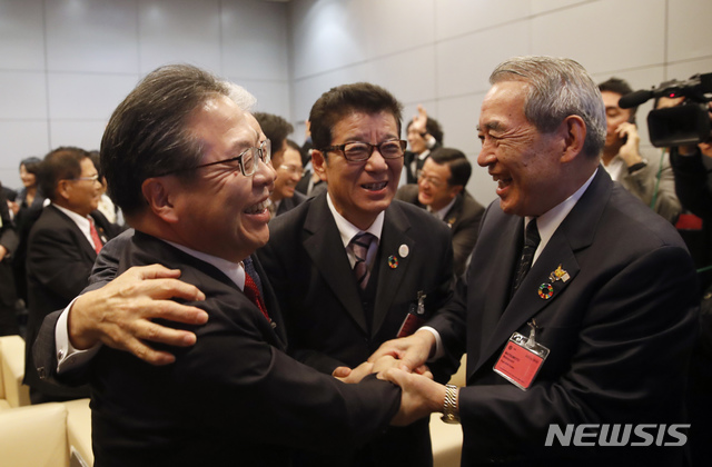 【파리=AP/뉴시스】세코 히로시케(世耕弘成) 일본 경제산업상(왼쪽)과 마쓰이 이치로(松井一郞) 오사카부 지사(가운데), 마쓰모토 마사요시((松本正義) 스미토모전기 회장 등이 23일 프랑스 파리에서 열린 2025 만국박람회 개최지 선정 투표에서 일본 오사카가 선정되자 환호하고 있다. 2018.11.24