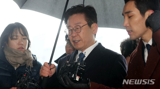 【성남=뉴시스】추상철 기자 = 이재명 경기지사가 24일 오전 경기 성남시 수원지방검찰청 성남지청에서 '친형 강제입원과 검사 사칭' 등 그동안 제기된 의혹과 관련 조사를 받기 위해 검찰로 들어서고 있다. 2018.11.24. scchoo@newsis.com