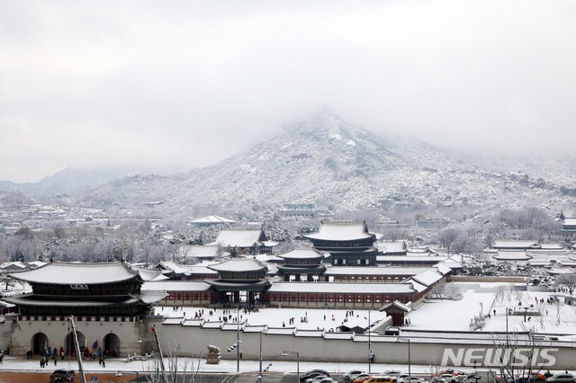 [서울=뉴시스]조성봉 기자 = 지난 2018년 11월24일 첫눈이 내린 서울 종로구 경복궁에 눈이 수북이 쌓여 있다. 2018.11.24. suncho21@newsis.com