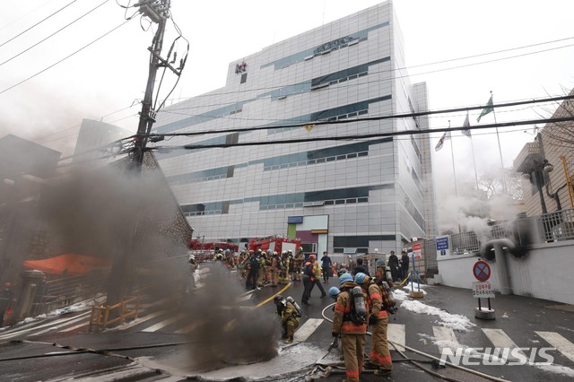 【서울=뉴시스】조성봉 기자 =24일 오후 서울 서대문구 충정로 3가  KT 건물지하 통신구에서 화재가 발생해 소방관들이 화재를 진압하고 있다. KT건물 지하통신구 화재로 인해 서울도심 곳곳에 통신장애가 발생하고 있다.  2018.11.24.  suncho21@newsis.com