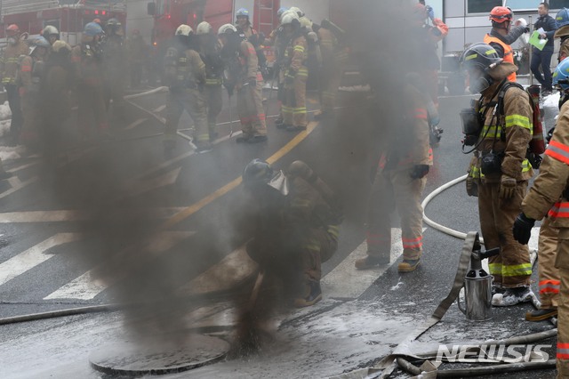 【서울=뉴시스】조성봉 기자 =24일 오후 서울 서대문구 충정로 3가 KT 건물지하 통신구에서 화재가 발생해 소방관들이 화재를 진압하고 있다. KT건물 지하통신구 화재로 인해 서울도심 곳곳에 통신장애가 발생하고 있다. 2018.11.24. suncho21@newsis.com