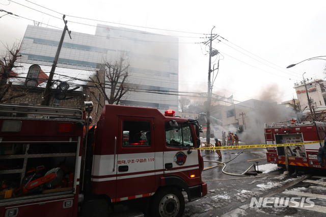 【서울=뉴시스】조성봉 기자 =24일 오후 서울 서대문구 충정로 3가 KT 건물지하 통신구에서 화재가 발생해 소방관들이 화재를 진압하고 있다. KT건물 지하통신구 화재로 인해 서울도심 곳곳에 통신장애가 발생하고 있다. 2018.11.24. suncho21@newsis.com