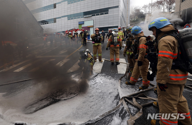【서울=뉴시스】 지난 2018년 11월 24일 오후 서울 서대문구 충정로 3가&nbsp; KT 건물지하 통신구에서 화재가 발생해 소방관들이 화재를 진압하고 있다. KT건물 지하통신구 화재로 인해 서울도심 곳곳에 통신장애가 발생했다. (사진= 뉴시스 DB)
