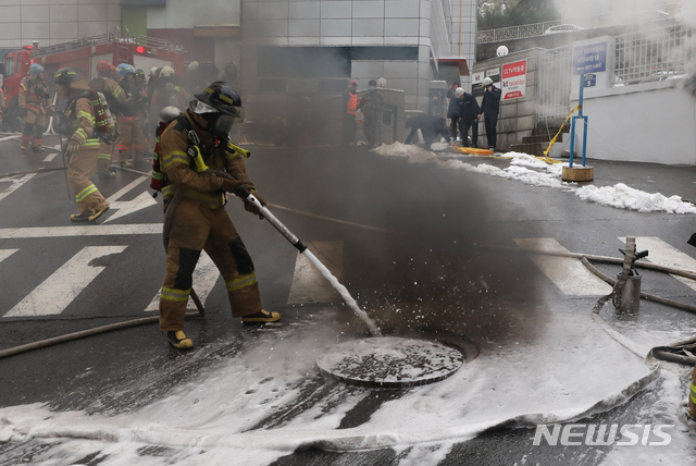 【서울=뉴시스】조성봉 기자 =24일 오후 서울 서대문구 충정로 3가 KT 건물지하 통신구에서 화재가 발생해 소방관들이 화재를 진압하고 있다. KT건물 지하통신구 화재로 인해 서울도심 곳곳에 통신장애가 발생하고 있다. 2018.11.24. suncho21@newsis.com