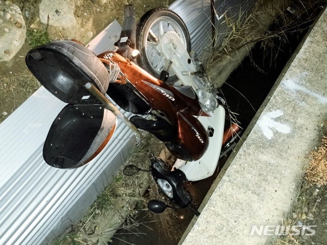 【완도=뉴시스】맹대환 = 24일 오후 11시28분께 전남 완도군 금일도 한 도로에서 오토바이 사고로 신원이 밝혀지지 않은 외국인 남성 1명이 숨졌다. 2018.11.25 (사진=전남경찰청 제공) mdhnews@newsis.com