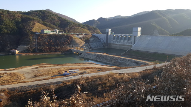 【영주=뉴시스】지난 23일 경북 영주시 평은면 영주댐물문화관에서 내려다본 내성천 영주댐 모습. 올해 2월부턴 모래를 흘려보내는 배사문까지 열면서 상류를 하류로 그대로 흘려보내고 있다. 2018.11.25.(사진 = 한국수자원공사 제공)photo@newsis.com