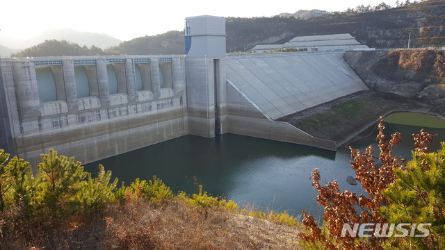 【영주=뉴시스】지난 23일 경북 영주시 평은면 육각정에서 내려다본 내성천 영주댐 모습. 올해 2월부터 최저수위를 유지한 뒤로 홍수를 조절하는 5개 여수로는 가동되지 않고 있다. 2018.11.25.(사진 = 한국수자원공사 제공)photo@newsis.com