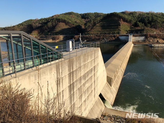【영주=뉴시스】임재희 기자 = 내성천 영주댐에서 상류 13㎞ 지점에 위치한 또 다른 댐 '유사조절지' 모습. 댐 하부에 모래가 쌓이지 않도록 댐 상류에서 한 차례 모래를 포집한다. 2018.11.25. limj@newsis.com