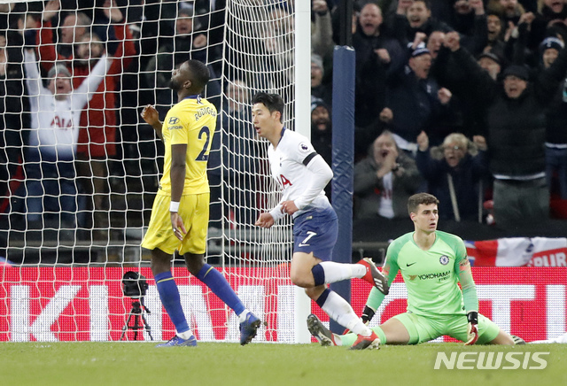 【런던=AP/뉴시스】잉글랜드 프로축구 프리미어리그(EPL) 토트넘의 손흥민(가운데)이 25일 오전 2시30분(한국시간) 영국 런던의 웸블리 스타디움에서 벌어진 첼시FC와의 2018~2019 잉글랜드 프리미어리그 13라운드에서 선발 출전해 2-0으로 앞선 후반 9분 3번째 골을 터뜨렸다.