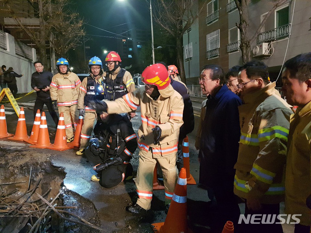 【서울=뉴시스】 박원순 서울시장이 25일 새벽 0시40분께 서울 서대문구 KT 아현지사 화재 현장을 방문해 사고원인과 공동구 관리실태 등을 점검했다. 2018.11.25. (사진=서울시 제공) photo@newsis.com