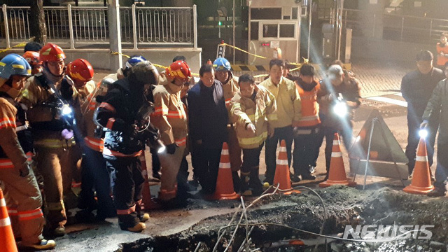 【서울=뉴시스】 박원순 서울시장이 25일 새벽 0시40분께 서울 서대문구 KT 아현지사 화재 현장을 방문해 사고원인과 공동구 관리실태 등을 점검했다. 2018.11.25. (사진=서울시 제공) photo@newsis.com