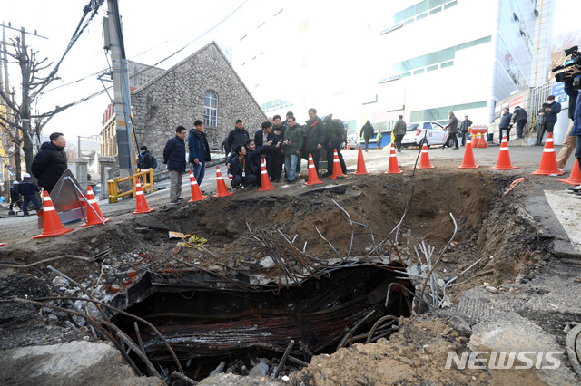 【서울=뉴시스】김선웅 기자 = 25일 서울 마포구 KT아현지사에서 유영민 과기정통부 장관이 화재 현장을 둘러보고 있다. 2018.11.25. mangusta@newsis.com