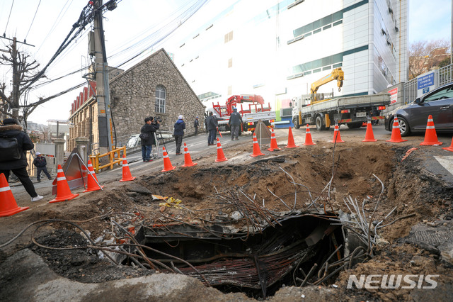 【서울=뉴시스】김선웅 기자 = 25일 서울 마포구 KT아현지사에서 관계자들이 화재로 손상된 케이블 복구 작업을 하고 있다. 2018.11.25. mangusta@newsis.com